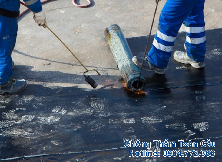 Thợ đang thi công chống thấm tại quận Bình Tân