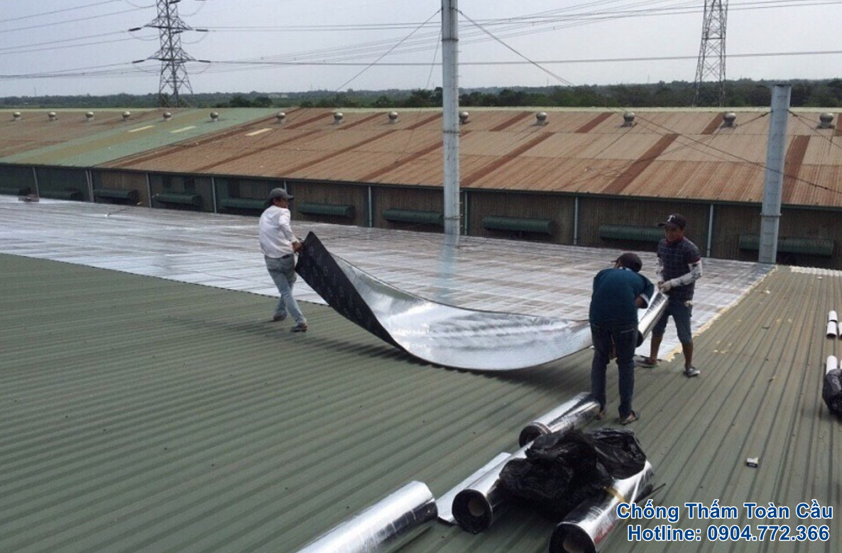 Thợ đang thi công chống thấm tại Hóc Môn